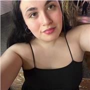 Estudiante de universidad recién titulada de bachillerato humanístico ofrece clases particulares de manera presencial y digital.